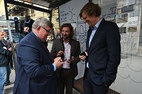 Obersnel, Lupić i Kramar testiraju mobilnu aplikaciju.JPG