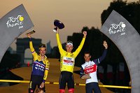 Tadej Pogačar na zmagovalnem odru v Parizu