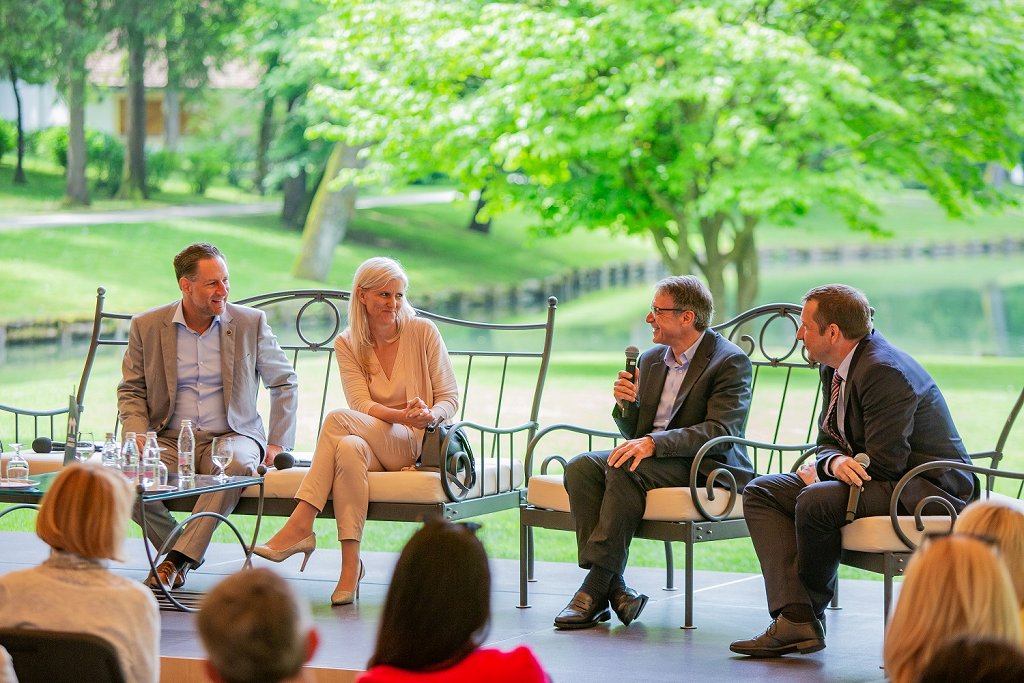 Od leve proti desni John Denhof, Lucija Sajevec, Zooullis Mina in Gregor Pilgram