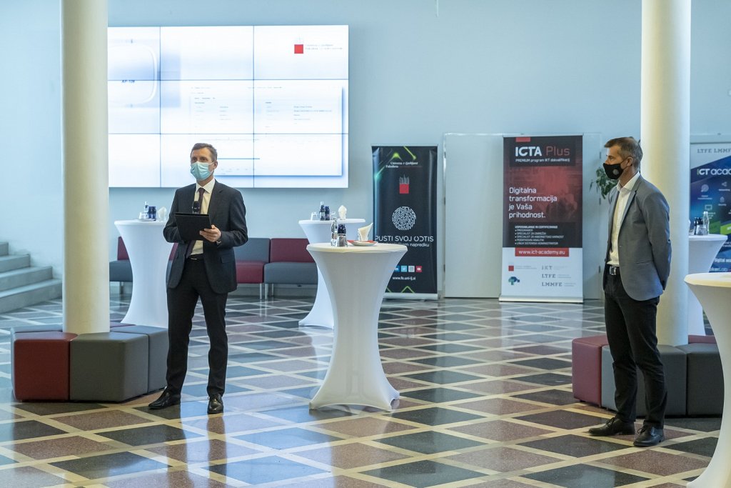 Otvoritve se je med drugimi udeležil tudi Peter Geršak, državni sekretar Sveta vlade za digitalno preobrazbo, ki je pozdravil tovrstne korake k digitalizaciji.