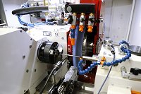 View of the S33 with wheelhead, which has two external cylindrical grinding wheels here. An internal grinding spindle could also be integrated as a modular unit. (2)