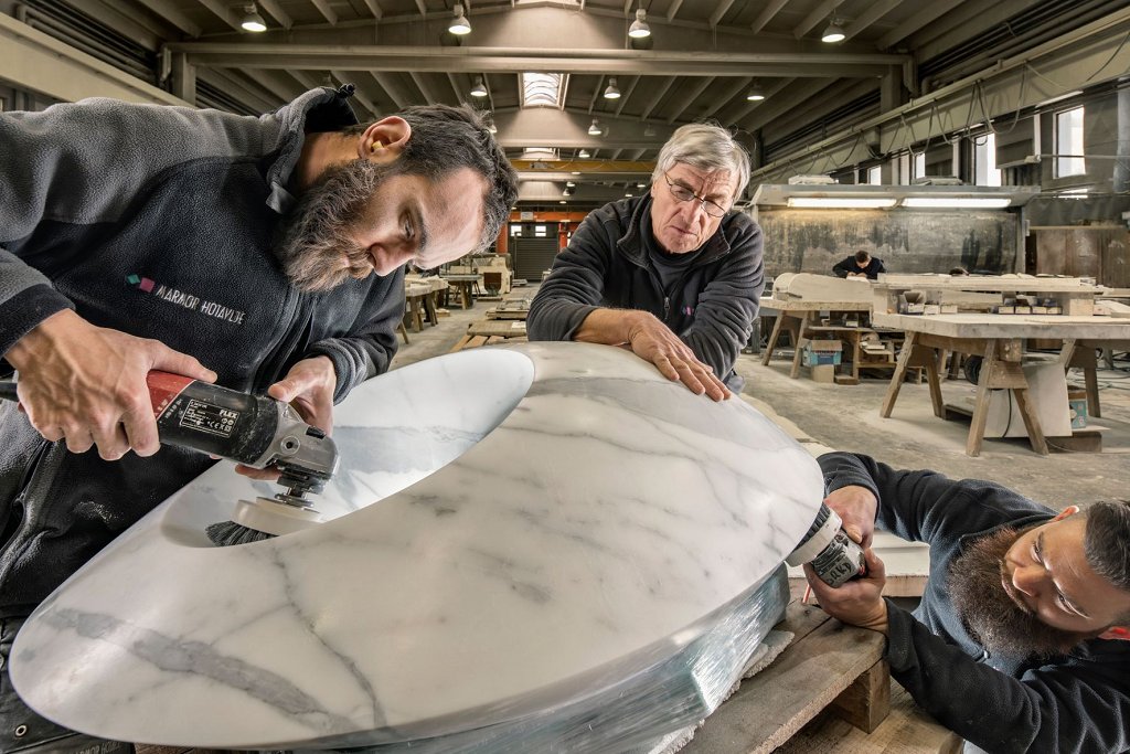 Hotaveljski kamnoseki s svojim občutkom, znanjem in spretnostjo poskrbijo za žlahtnost, prefinjenost in sijaj kamna