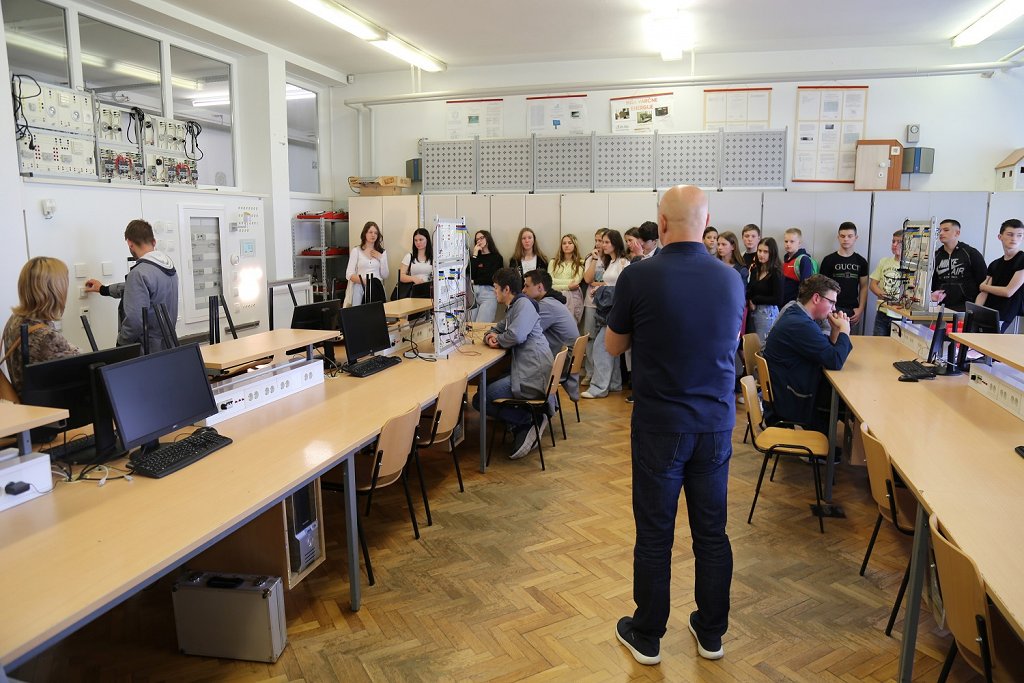 Osmošolci reševali izzive podjetij v pilotnem projektu MARS