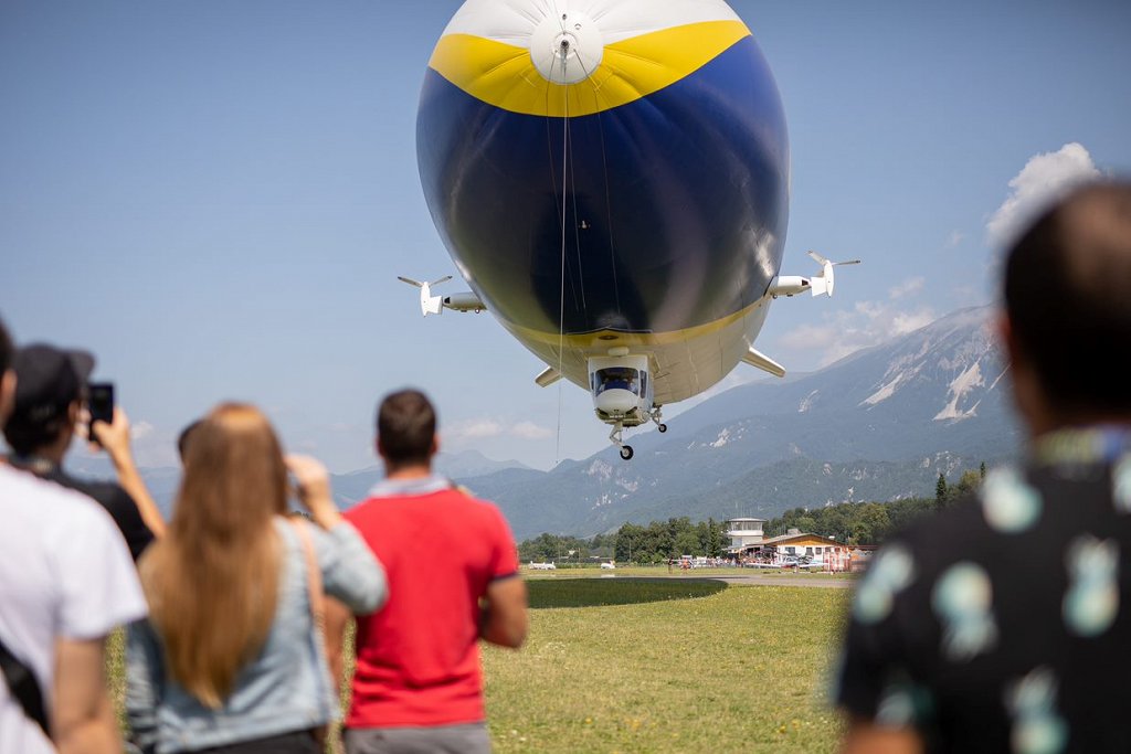 Slovenski navdušenci so lani Blimp opazovali na letališču Lesce