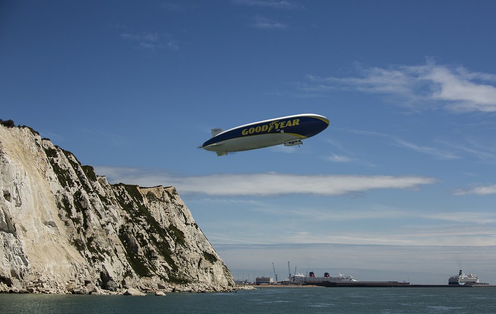 Goodyear Blimp med pokrivanjem športnih dogodkov preleti velik del Evrope