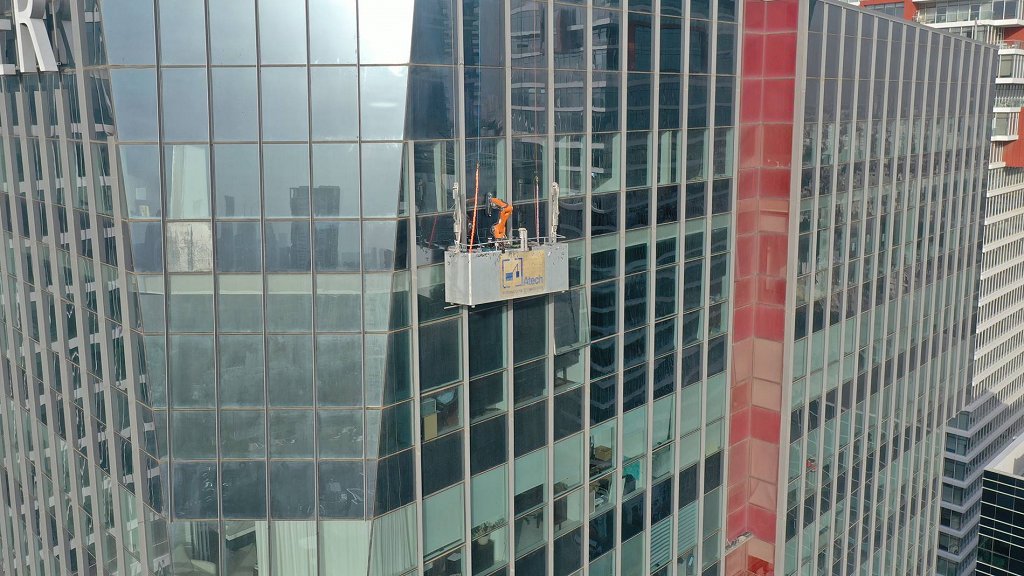 Large Skyline Robotics Glasfassade