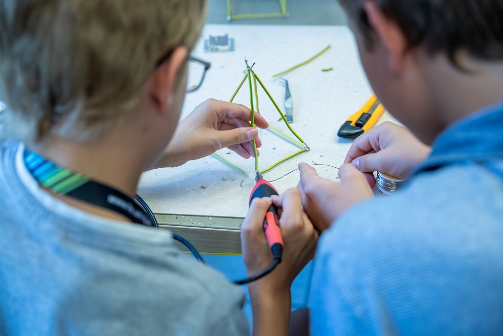 Poletni tabor inovativnih tehnologij na Fakulteti za elektrotehniko_04 (arhiv UL FE)