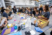 Otroci lahko brez skrbi po njem rišejo z barvicami in voščenkami