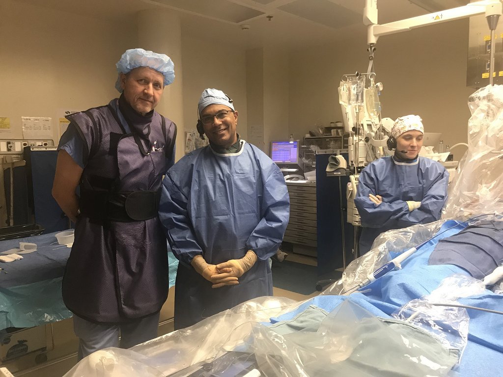 Prof. dr. Damijan Miklavčič in dr. Atul Verma pri enem prvih posegov na pacientu leta 2020 v Kanadi (arhiv UL FE)