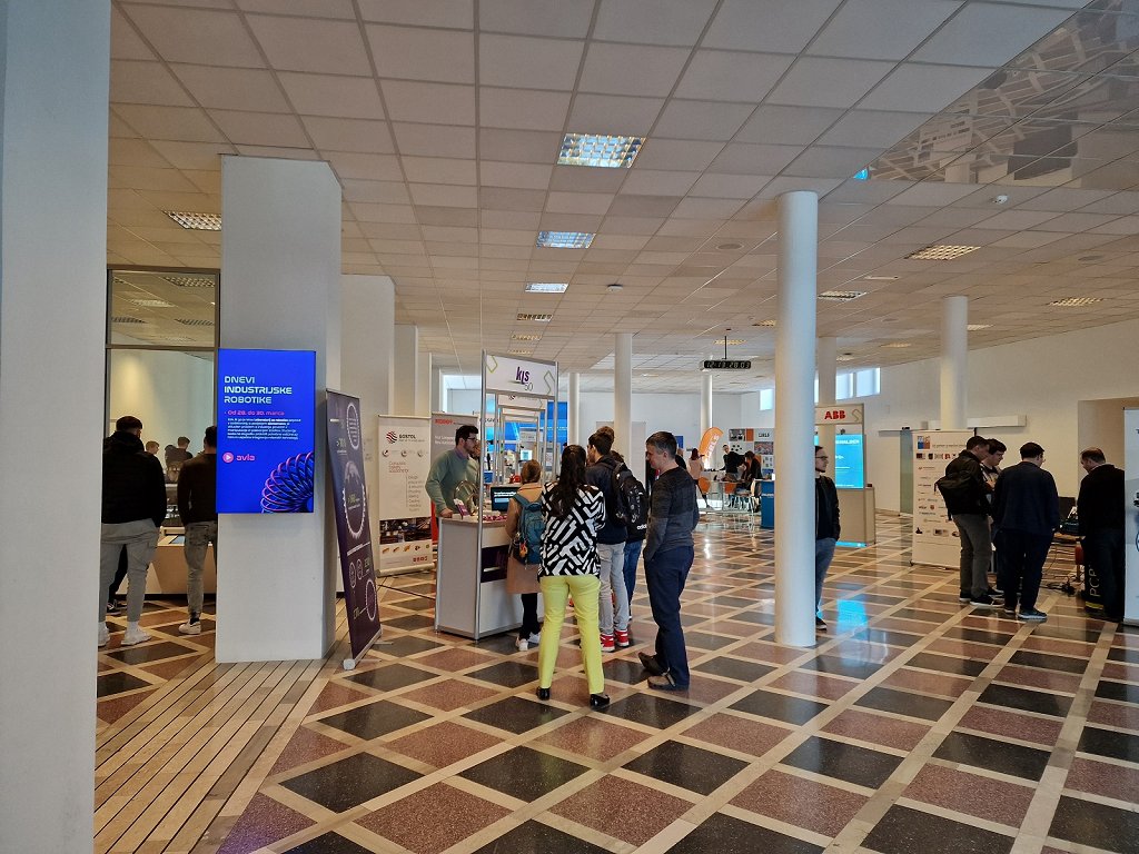 Na robotskem hekatonu se je pomerilo sedem ekip tekmovalcev (foto UL FE)