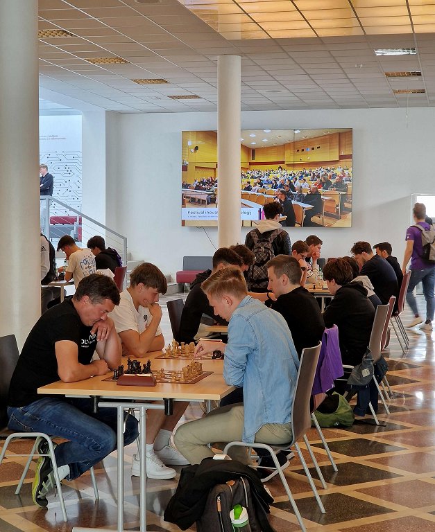 Ljubitelji šaha so se pomerili v turnirju OpenChess na ljubljanski Fakulteti za elektrotehniko (foto arhiv UL FE)