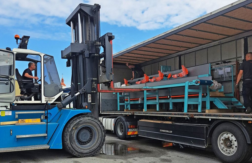 Nalaganje prve odpreme za proizvodnjo križno lepljenih plošč