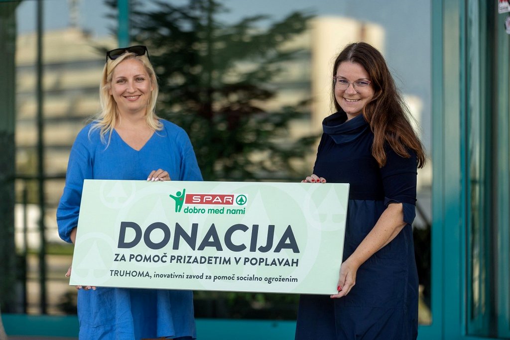 Direktorica marketinga Lidija Rakuša predaja ček Ani Lukner Roljić,, direktorici TRUHOMA, inovativnega zavoda za pomoč socialno ogroženim (foto arhiv Spar Slovenija)