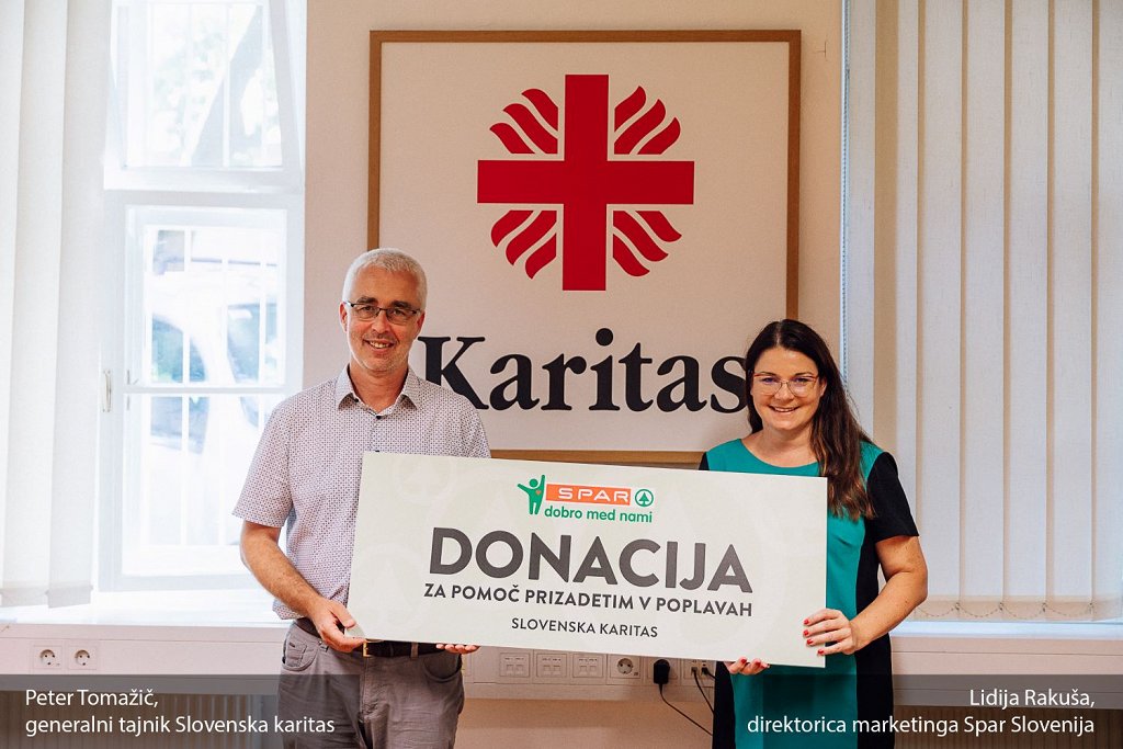 Direktorica marketinga Lidija Rakuša predaja ček generalnemu tajniku Petru Tomažiču iz Slovenske Karitas (foto arhiv Spar Slovenija)