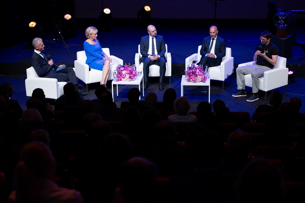 Dekan UL FE je z uglednimi gospodarstveniki spregovoril o pomenu inženirstva. (foto UL FE)