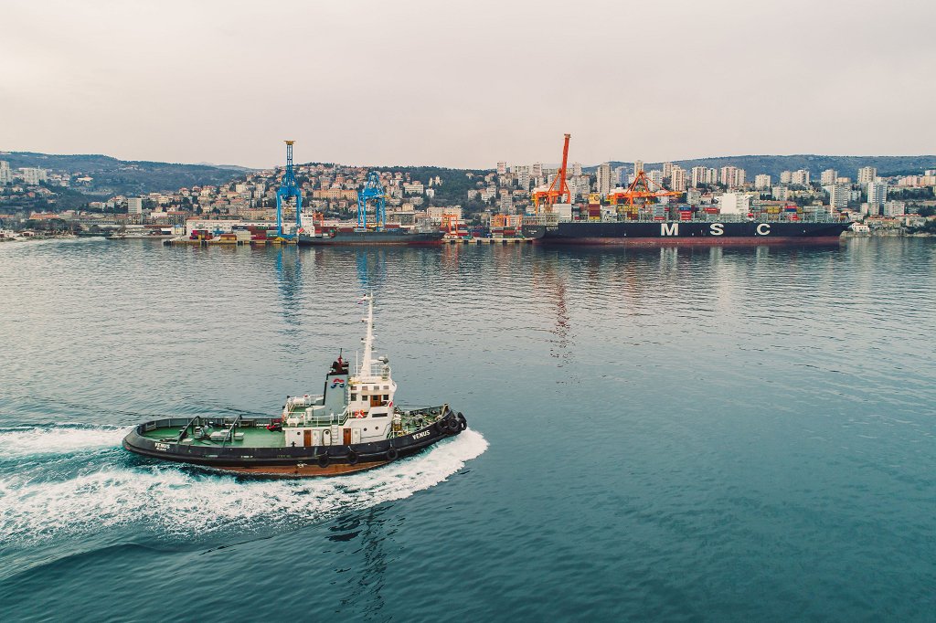 3. Stiglo prvih pet dizalica, foto web Lučka Uprava Rijeka