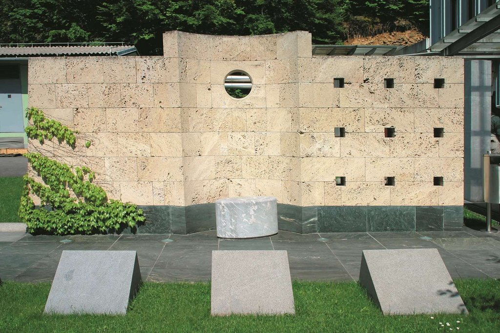 Ta izjemno kakovosten in trajen material, prepoznaven po svoji značilni strukturi in estetski vrednosti, že stoletja krasi najpomembnejše javne in zasebne objekte doma in po svetu