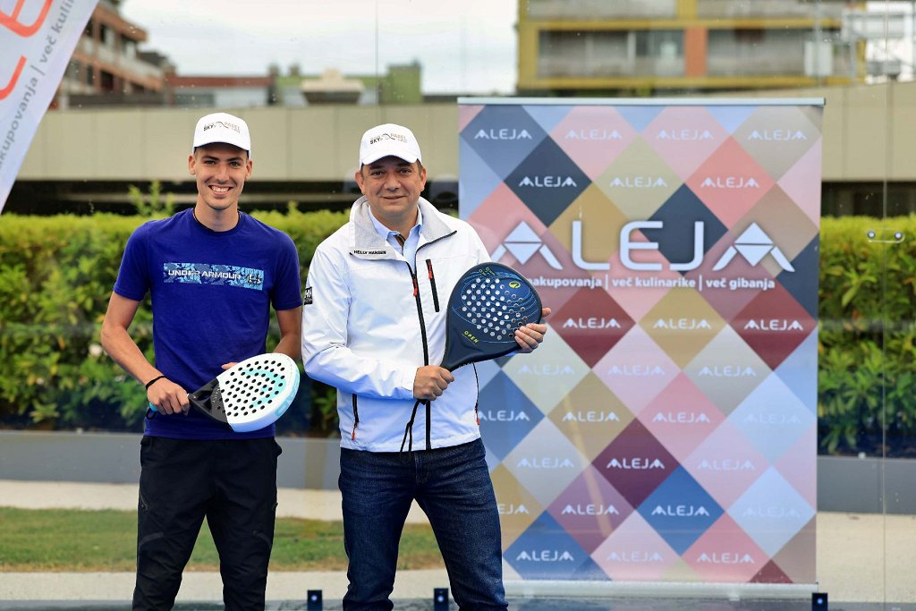 Smučarski skakalec Timi Zajc in direktor ALEJE Toni Pugelj (Foto Borut Cvetko)