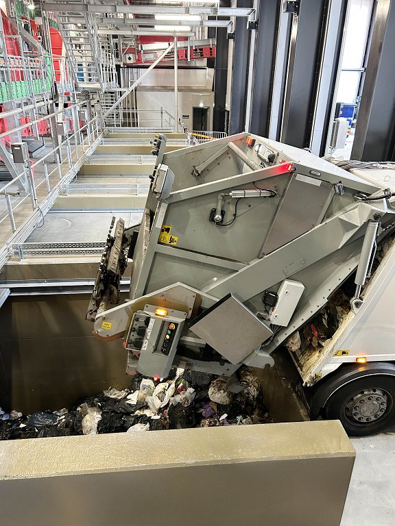 Photo_03_Resursutvinning_Stockholm_MSW_Sorting_Plant_Incoming_Waste