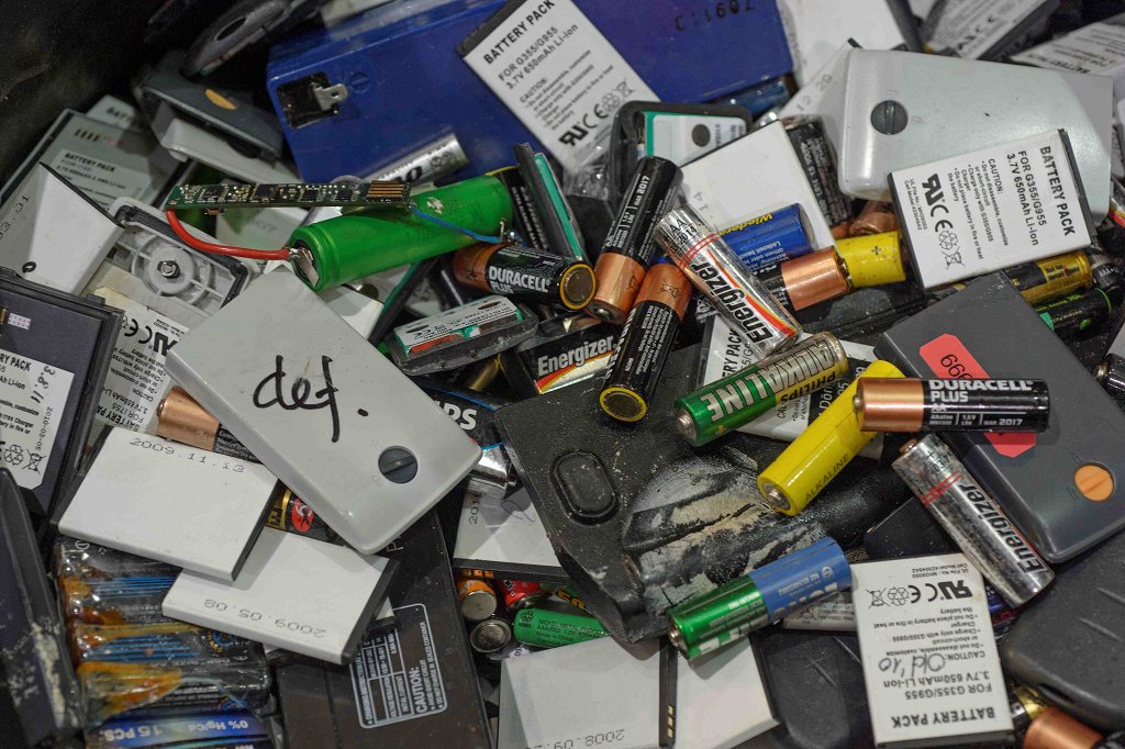 Photo_05_Mixed Battery Fractions in E-Waste Streams_resized